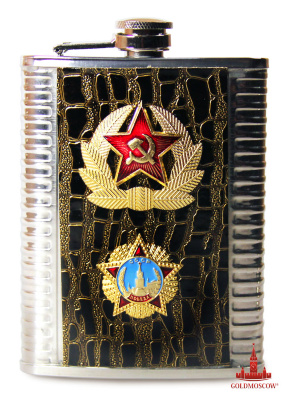 F0504.jpg Фляга подарочная «Солдатская Победа» (1) Красивая и практичная подарочная металлическая фляжка, изготовленная из легированной нержавеющей стали с анодированным пищевым покрытием, позволяющим хранить содержимый в ней напиток достаточно продолжительное время, без изменения вкусовых и естественных качественных изменений. Фронтальная и тыльная сторона внешней поверхности фляги покрыта влагостойкой полимерной кожей, придающей ей особенный эффектный внешний вид, включая тактильные комфортные ощущения от ее использования. Фляга имеет аппликационный металлический знак Красной Звезды, обрамленной золотыми лаврами солдатской доблести истории ВС СССР - официального знака различия солдат и старшин рабоче-крестьянской красной армии советского периода времени. В нижней фронтальной части фляги расположен знак Ордена «Победа». Орден был утвержден во время Великой Отечественной войны, как высшая военная государственная награда и имел всего несколько награждений. Размер фляги 23х93х122 мм., объемом 230 мл.