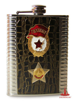 F0269.jpg Фляга «Гвардейская Слава» (1) Подарочная металлическая фляжка, изготовленная из легированной нержавеющей стали с анодированным пищевым покрытием, позволяющим хранить содержимый в ней напиток достаточно продолжительное время, без изменения вкусовых и естественных качественных изменений. Фронтальная и тыльная сторона внешней поверхности фляги покрыта влагостойкой полимерной кожей, придающей ей особенный эффектный внешний вид, включая тактильные комфортные ощущения от ее использования. Фляга имеет аппликационный металлический знак Красной Звезды, обрамленной золотыми лаврами солдатской доблести истории ВС СССР - официального знака различия солдат и старшин рабоче-крестьянской красной армии советского периода времени. В нижней фронтальной части фляги расположен знак Ордена Слава II степени. Орден был утвержден во время Великой Отечественной война в 1943 году и имел прямую аналогию с солдатским орденом русской армии Георгиевским крестом. Орденами награждались только солдаты и старшины вплоть до младших лейтенантов за личные боевые заслуги. Размер фляги 23х93х122 мм., объемом 230 мл.
